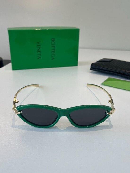 Bottega Veneta Retro Cat-Eye Green Sunglasses with Metal Knot Detail main image 4